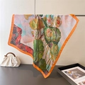 Seidentuch mit Lotusdruck und orangefarbenem Rand an einem Metallständer - Orange (FG257-3)