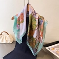 Eleganter Seidenschal mit Lotus-Print auf einem Holzbügel neben einer stilvollen Handtasche - Hellviolett (FG257-4)