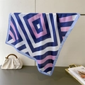 Dettaglio di un foulard geometrico in finta seta drappeggiato accanto a una borsa - 66-70cm / Viola (FG271-2)