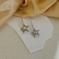 Minimalistische silberne lange Stern-Ohrhänger mit Hochglanz-Finish auf Steintablett - Silber Pentagramm-B305(4CM)