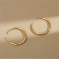 Detailed view of polished gold C-shape hoop earrings with minimalist metal texture - 2.5cm / Gold
