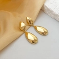 Vista macro de pendientes de gota dorados pulidos con acabado metálico liso y brillo - Dorado (G308)