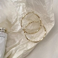 Pendientes de aro dorados retorcidos con diseño circular grande y acabado metálico - Estilo Dorado 4cm (F317)
