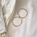 Boucles d'oreilles créoles torsadées dorées avec une finition métallique texturée unique - Style Or 3cm (F317)