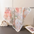 Elegante foulard effetto seta con stampa floreale in rosa e crema su supporto - Rosa Chiaro