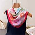 Elegante foulard in seta con stampa floreale e bordo rosso su top nero e gruccia - Rosso