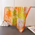 Motivo floreale pittura a olio su sciarpa di seta lussuosa drappeggiata su supporto metallo - Arancione