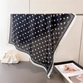 Elegante foulard in seta a pois neri e bianchi su supporto metallico effetto satinato - 66-70cm / Nero