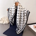 Elegante foulard in seta bianco a pois neri su gruccia con borsa di perle raffinata - 66-70cm / Bianco