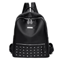 Modischer schwarzer Rucksack aus weichem Leder mit silbernen Nieten und Metallplatten-Detail - Schwarz