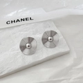 Orecchini a perno ovali in argento con texture su pietra bianca e decoro chic - Argento