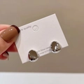Dettaglio degli orecchini a lobo ovali in argento lucido con perni in argento 925 - Argento