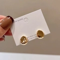 Dettaglio degli orecchini a fagiolo dorati con perni in argento 925 su carta - Oro