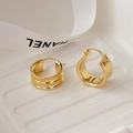 Detail von 18K vergoldeten Creolen mit dreifacher Rippstruktur und poliertem Finish - Gold