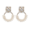 Boucles d'oreilles dorées élégantes avec strass carrés et perles blanches sur blanc - Doré