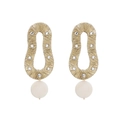Pendientes largos de hilo dorado con diamantes de imitación y perlas en fondo blanco - Dorado