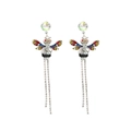 Orecchini a forma di ape con cristalli colorati e lunghe nappe di strass su sfondo bianco - Argento