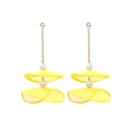 Elegante gelbe Spitzenblumen-Ohrringe mit weißen Perlen und goldenen Quasten-Details - Gelb
