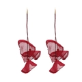 Orecchini lunghi bordeaux con fiori in pizzo e nappe con ganci dorati su sfondo bianco - Rosso