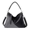 Borsa hobo in pelle nera con strass argento e nappe frangiate su uno sfondo bianco - Nero
