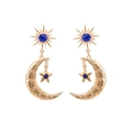 Orecchini pendenti sole e luna dorati con strass blu e motivo a stella celeste - Oro
