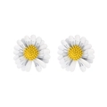 Detail shot of daisy earrings with white petals and yellow center in 925 silver - White