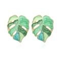 Schicke Gold-Monstera-Blatt-Ohrringe mit grünem Emaille und Marmortextur auf weißem Grund - Grün
