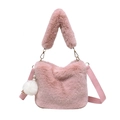 Roze pluchen bucket bag voor dames met schouderband en zachte pompon-accessoire - Roze