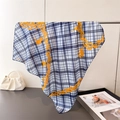 Dettaglio foulard effetto seta con stampe a catena arancione e trama a quadri blu - 66-70CM / Arancione