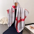 Elegante foulard in seta bianco con stampa a catena rossa e scritta Love ing su gruccia - 66-70CM / Rosso