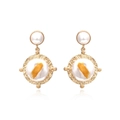 Minimalistische Barock-Perlenohrringe mit goldenen Akzenten auf weißem Hintergrund - Barock-Scheibenperlen-Stil (A)