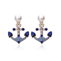 Orecchini ad ancora dorati con strass blu e perle bianche su sfondo bianco puro - Forma ad ancora (Strass blu)