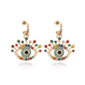 Goldene Evil Eye Ohrhänger mit bunten Strasssteinen und zarten Perlendetails - Bunter Zirkonia