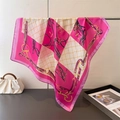 Elegante foulard di seta quadrato con stampa a catena rosa e bianco su supporto - Scacchiera Equestre Rosa (FG258-1)