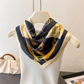 Elegante foulard in seta con stampa a catena blu navy e crema con motivi equestri - Catena Equestre Retro Nera (FG258-2)
