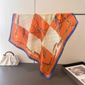 Dettaglio di un foulard in seta di lusso con stampa a catena e motivi a morsetto arancio - Griglia a Morsetto Arancione (FG258-3)