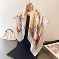 Elegante foulard in seta con stampa a catena e motivi equestri su maglione nero - Stampa Finimenti Bianco Sporco (FG258-4)