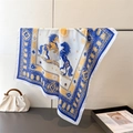 Dettaglio della sciarpa in seta con motivo equestre e sole nei toni del blu reale - Blu