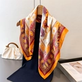 Foulard in seta con stampa equestre arancione e bordeaux su una gruccia nera - Arancione Caldo