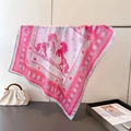 Foulard di seta con stampa di cavalli rosa e motivi bohémien appeso per l'esposizione - Rosa