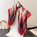 Foulard quadrato in finta seta con stampa equestre e motivi geometrici su manichino - Rosso