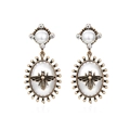 Pendientes de abeja barrocos vintage con perlas y strass sobre fondo blanco - Oro Antiguo