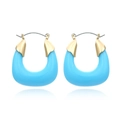 Hemelblauwe U-vormige hars oorringen met elegante gouden metalen sluiting op wit - Meer blauw