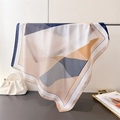 Foulard di seta geometrico blu e beige con borsa con manico di perle esposta con cura - Bordo Blu Navy