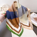 Elegante foulard quadrato effetto seta con stampa geometrica a righe su gruccia - Bordo Verde