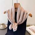 Foulard di seta satinata leopardata con bordo arancione a contrasto su gruccia di legno - Stile Leopardato Caffè (FG334-2)