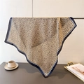 Dettaglio dello scialle in seta leopardata con bordo nero a contrasto e drappeggio elegante - Stile Leopardato Cachi (FG334-3)