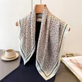 Foulard quadrato in finta seta leopardata con bordi verde scuro su una gruccia - Stile Leopardato Bianco (FG334-4)