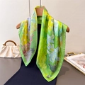 Foulard quadrato in seta verde con motivo a gigli appeso a una gruccia in legno - Stile Con Stampa Floreale Verde (FG354-2)