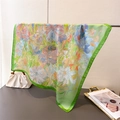 Detail eines Seidenähnlichen quadratischen Tuchs mit Blumendruck und grünen Kanten - 70cm x 70cm / Grüner Stil (FG353-3)